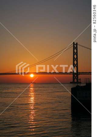 神戸フィッシャリーナから見た明石海峡大橋と夕日 82560346