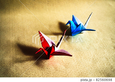 印象に残る 青と赤い折り鶴 印象に残る 青と赤い折り鶴 82560698