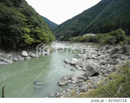 日本の川景色：岐阜県下呂市を流れる飛騨川と渓谷中山七里 82560738