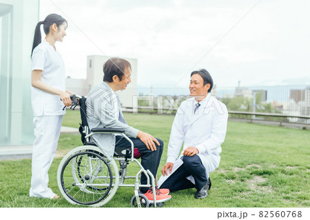 リハビリをする患者と医療スタッフ（医者と看護師） 82560768