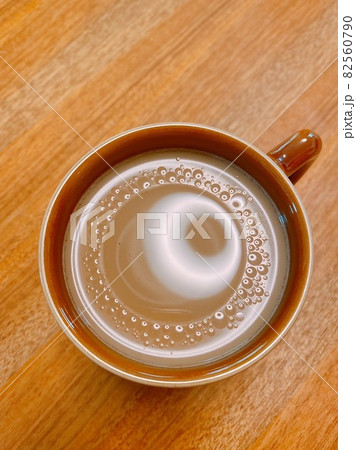 コーヒーに浮かぶオイル コーヒーに浮かぶオイル 82560790