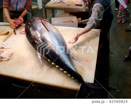 マグロ解体ショー 82560824