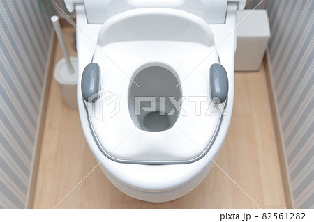 子供のトイレトレーニングの為に補助便座を設置する 子供のトイレトレーニングの為に補助便座を設置する 82561282