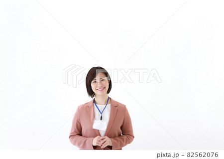 笑顔の女性社員 82562076