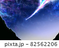 満天の星空をきらめきながら流れる彗星 82562206
