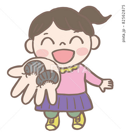 こどもの生活_ダンゴムシ捕まえたよ！_女の子 82562875