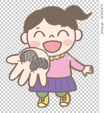 こどもの生活_ダンゴムシ捕まえたよ！_女の子 82562875
