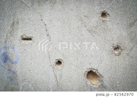 建物の壁につけられたボスニア紛争時の銃痕(サラエボ、ボスニア・ヘルツェゴビナ) 建物の壁につけられたボスニア紛争時の銃痕(サラエボ、ボスニア・ヘルツェゴビナ) 82562970