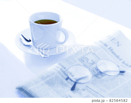 コーヒーと新聞とメガネ コーヒーと新聞とメガネ 82564582