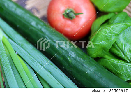 家庭菜園の夏野菜の収穫 トマト、きゅうり、長ネギ、バジル 家庭菜園の夏野菜の収穫 トマト、きゅうり、長ネギ、バジル 82565917