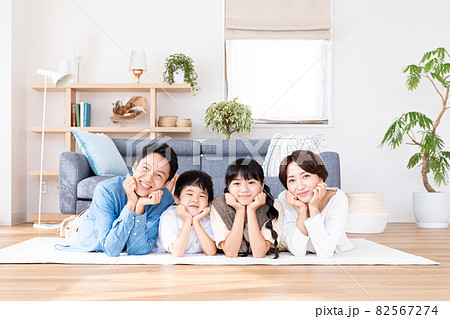 リビングルームで寝そべる4人家族 リビングルームで寝そべる4人家族 82567274