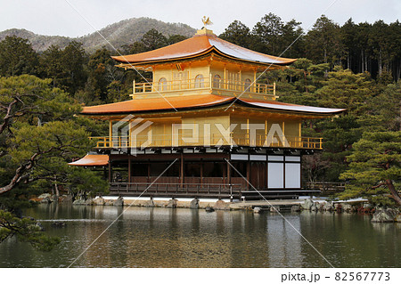 屋根の葺き替え後 初冠雪 した金閣寺 金箔を張り替えた鳳凰をはっきりとの写真素材