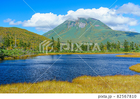 北海道・道東　羅臼湖三の沼からの紅葉の羅臼岳 秋　9月 82567810