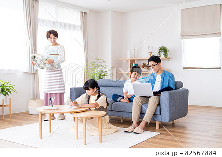リビングルームの4人家族 リビングルームの4人家族 82567884