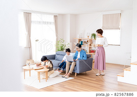 リビングルームの4人家族 82567886