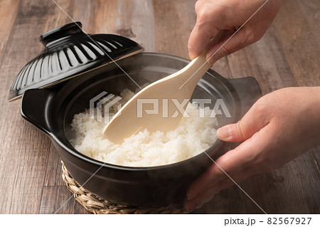 土鍋から湯気の出るごはん 土鍋から湯気の出るごはん 82567927