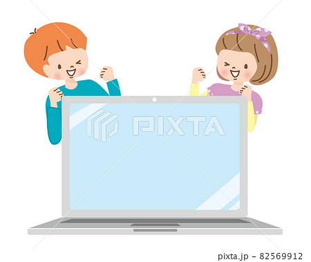 ガッツポーズする子供達とノートパソコン 82569912
