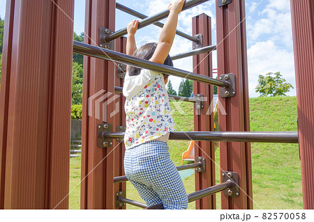 公園のアスレチック遊具で遊ぶ女の子 公園のアスレチック遊具で遊ぶ女の子 82570058