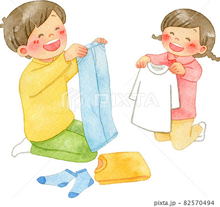 洗濯物をたたんでお手伝いをする子供たちのイラスト素材