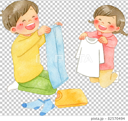 洗濯物をたたんでお手伝いをする子供たちの水彩イラスト 82570494