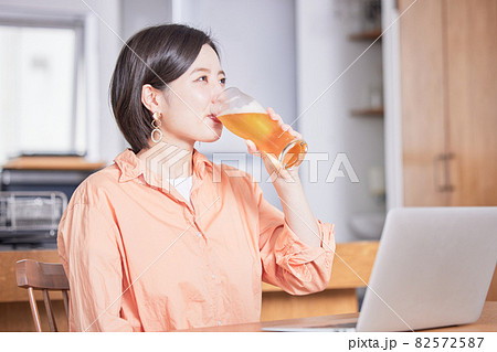 オンライン飲み会でビールを飲む若い女性 オンライン飲み会でビールを飲む若い女性 82572587