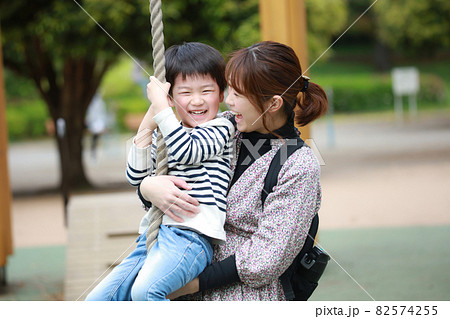 ターザンロープで遊ぶ親子 ターザンロープで遊ぶ親子 82574255