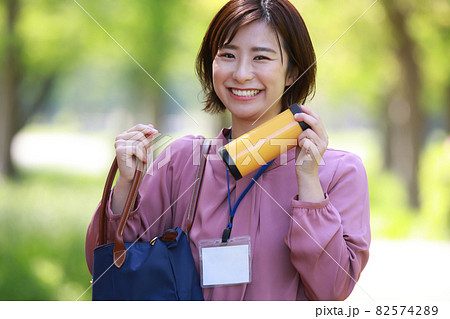 鞄から水筒を取り出す女性 鞄から水筒を取り出す女性 82574289