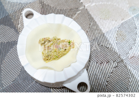 餃子を作っている写真。手作り餃子の写真。 餃子を作っている写真。手作り餃子の写真。 82574302