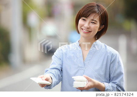 ティッシュ配りする女性の写真素材