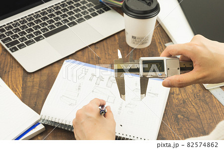 アイデアと設計を考える作業風景 82574862