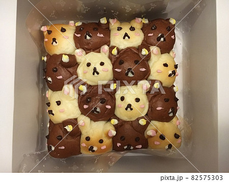 四角形の手作りパン 82575303