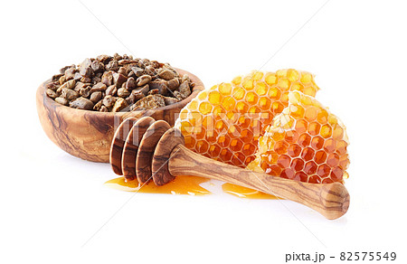 Honeycombs with propolis on white background 82575549