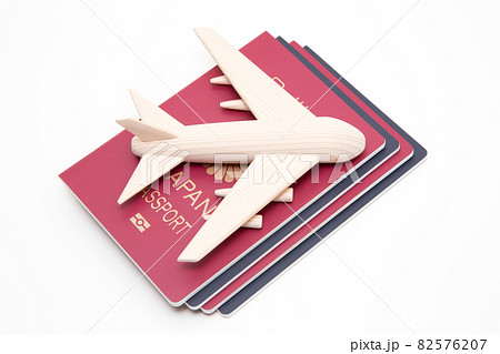 出国イメージ　旅券と旅客機 82576207