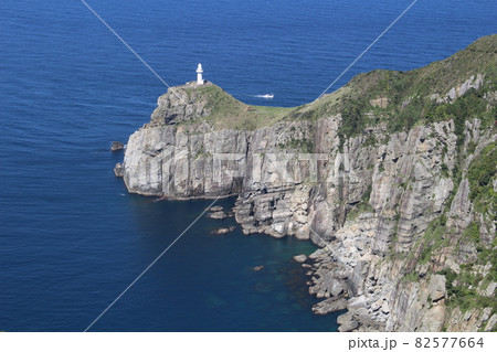 快晴の大瀬崎灯台と断崖 五島列島 福江島 長崎県 快晴の大瀬崎灯台と断崖 五島列島 福江島 長崎県 82577664