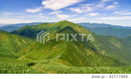 夏空と谷川連峰の山並み・万太郎山 夏空と谷川連峰の山並み・万太郎山 82577889