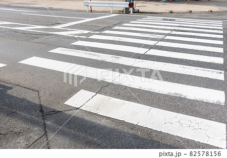日本で撮影した横断歩道の写真。無人。 82578156