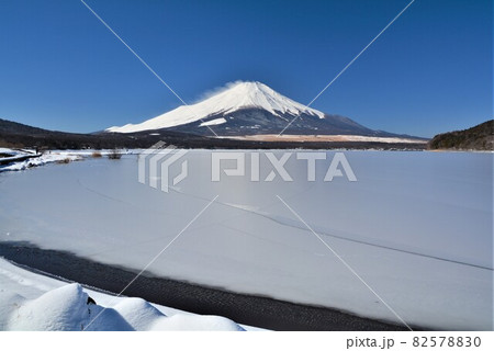 冬の山中湖から富士山を眺める 冬の山中湖から富士山を眺める 82578830