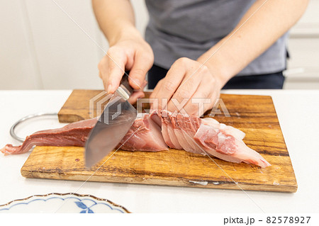 家のキッチンでブリをさばいているところ 82578927