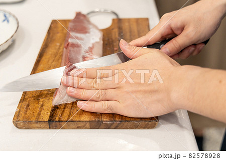 家のキッチンでブリをさばいているところ 82578928