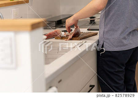 家のキッチンでブリをさばいているところ 82578929