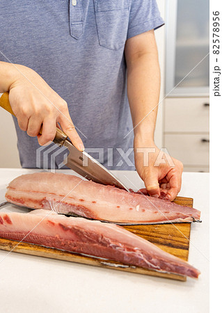 家のキッチンでブリをさばいているところ 家のキッチンでブリをさばいているところ 82578956
