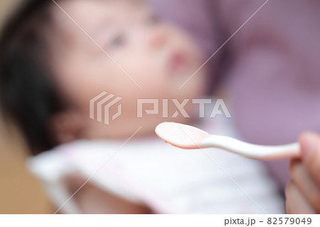 離乳食を始めた0歳の赤ちゃん 離乳食を始めた0歳の赤ちゃん 82579049