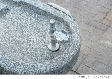 公園に設置されている水飲み場の写真 公園に設置されている水飲み場の写真 82579754