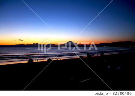 【神奈川】秋の江ノ島　片瀬西浜・鵠沼海水浴場から眺める夕焼けと富士山 82580489