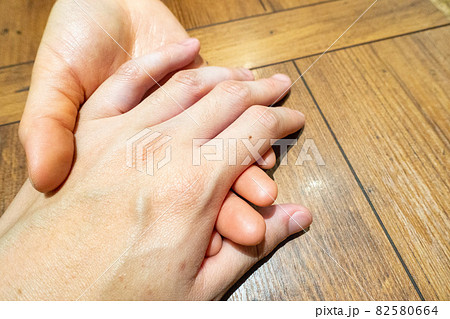 手を絡ませる男女の写真。カップルのイメージ。 82580664