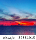 燃えるような夕焼け空と富士山 82581915