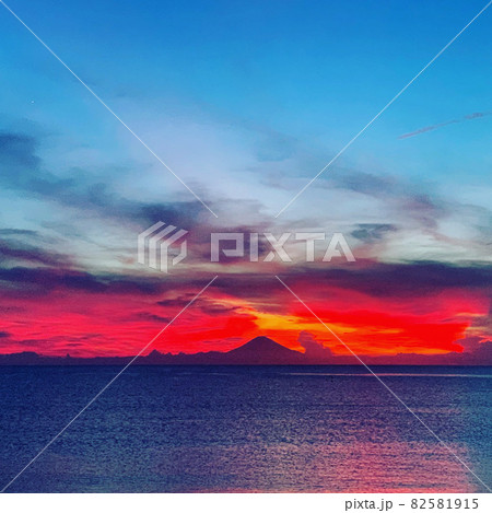 燃えるような夕焼け空と富士山 燃えるような夕焼け空と富士山 82581915