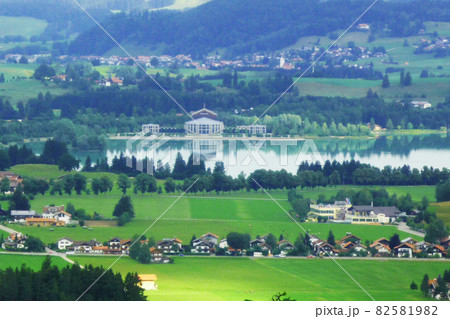 山の上から撮影したヨーロッパの街並み 82581982