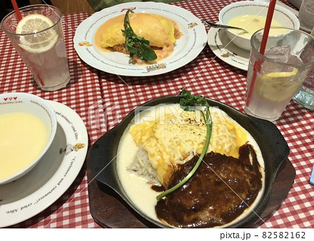 洋食レストランのふわふわオムライス 82582162