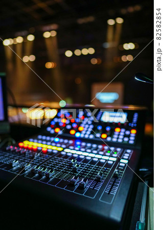 イベント会場のデジタルミキサー 82582854
